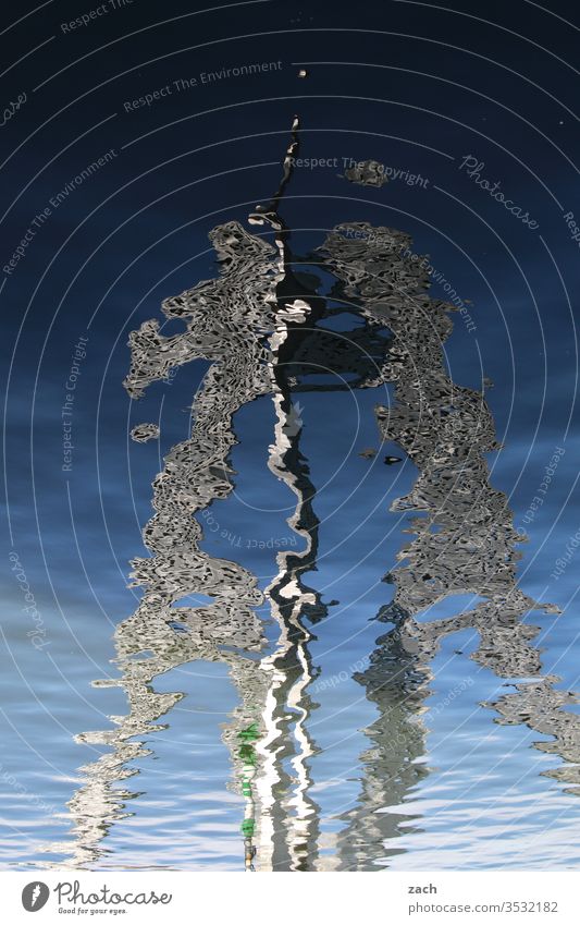 im Wasser gespiegelte Ansicht der Molecule Man in Berlin Molecule Men Spiegelbild Reflexion & Spiegelung Reflektion Denkmal Skulptur Kunst Spree Wellen blau