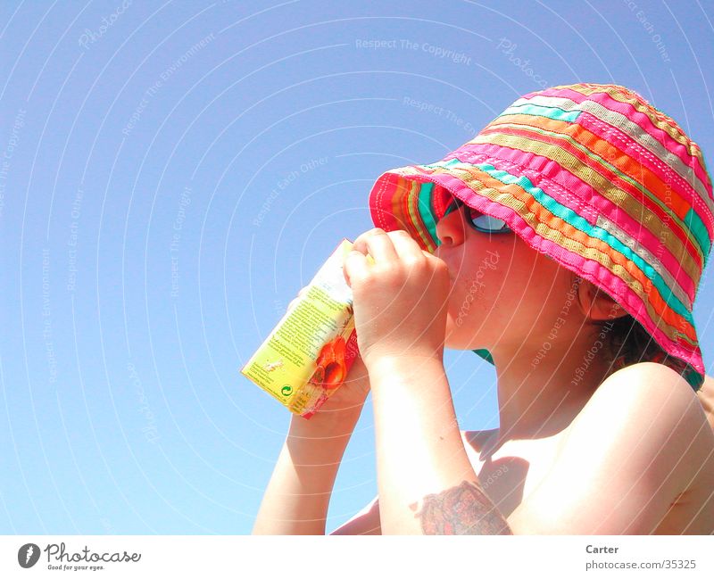 Junge am Strand Licht Meer Kind Sonne Durst Hut blau Himmel Farbe Mensch