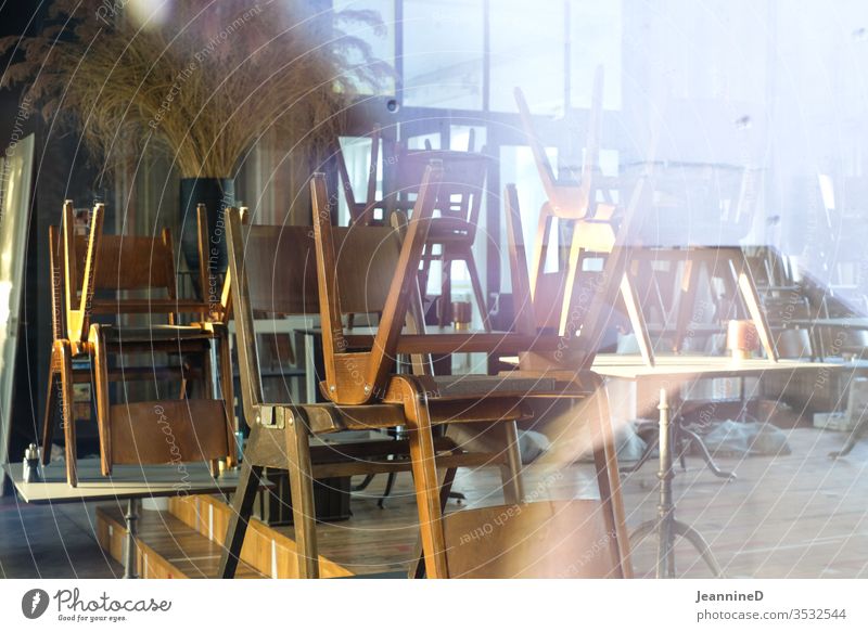aufgestapelte Stühle im Restaurant Lockdown Menschenleer Innenaufnahme geschlossen Tourismus Gastronomie Einsamkeit Kneipe Geduld aushalten warten unsicher
