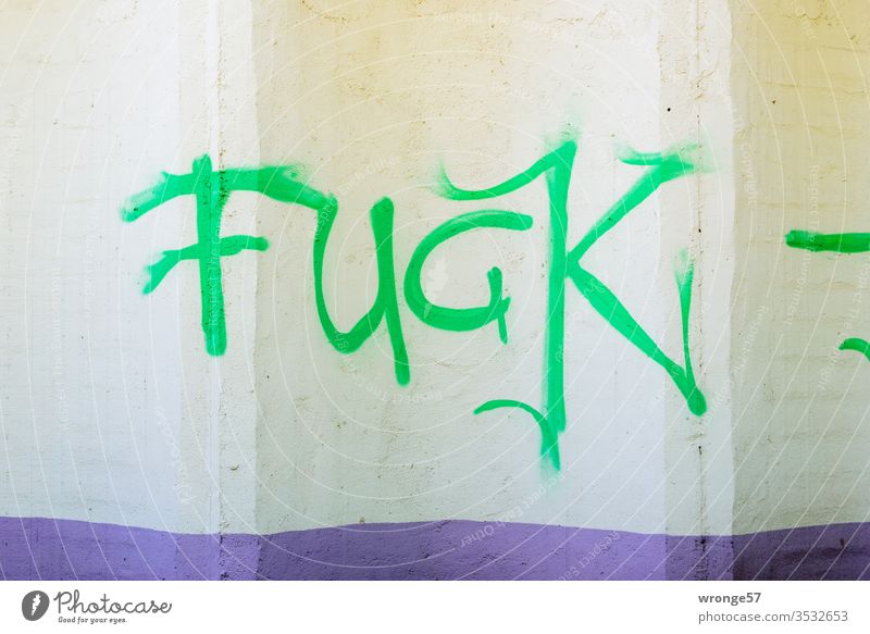 Fuck | Das Graffito Fuck mit grüner Farbe auf eine beige Wand gesprayt Wort Schrift Sprühfarbe sprühen Graffiti sprayen Schriftzeichen Menschenleer Tag