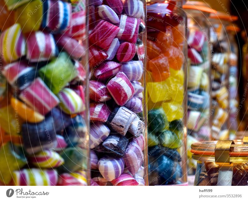 farbige Bonbons in Gläsern Süßwaren Zucker Ernährung süß Sucht Suchtstoff rot mehrfarbig naschen Naschkram Zahnschmerzen gelb grün Zahnarzt durcheinander