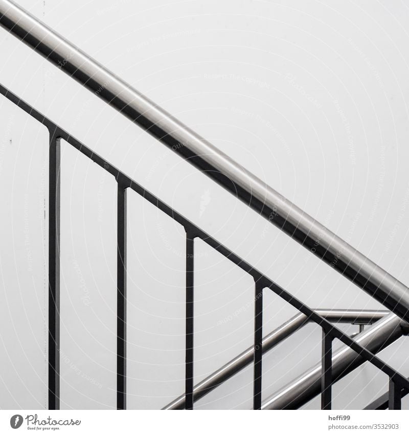 Edelstahlgeländer im Treppenhaus Handlauf Geländer Treppengeländer gebürstet glänzend minimalistisch modern Minimalismus einfach Abstieg aufsteigen abwärts