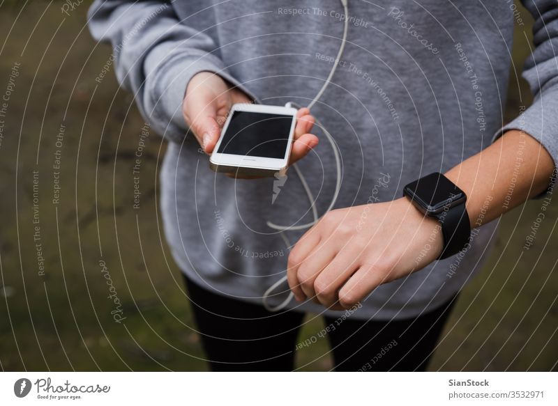 Junge Frau benutzt tragbare Technik beim Fitnesstraining Telefon zuschauen Mobile Sport rennen smartwatch klug Kopfhörer Technik & Technologie iphone Übung App