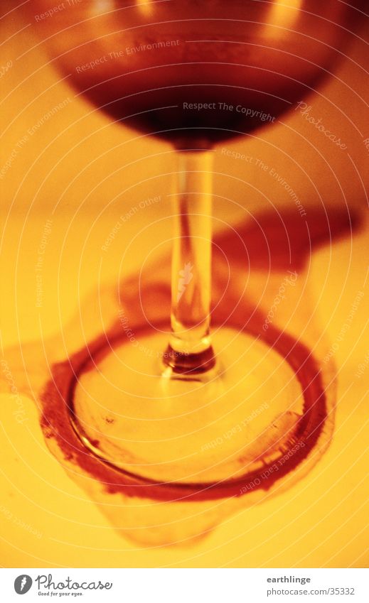 Wein und Pein Rotwein verschütten rot gelb Am Rand verhängnisvoll Nahaufnahme getrocknet Alkohol langer Abend