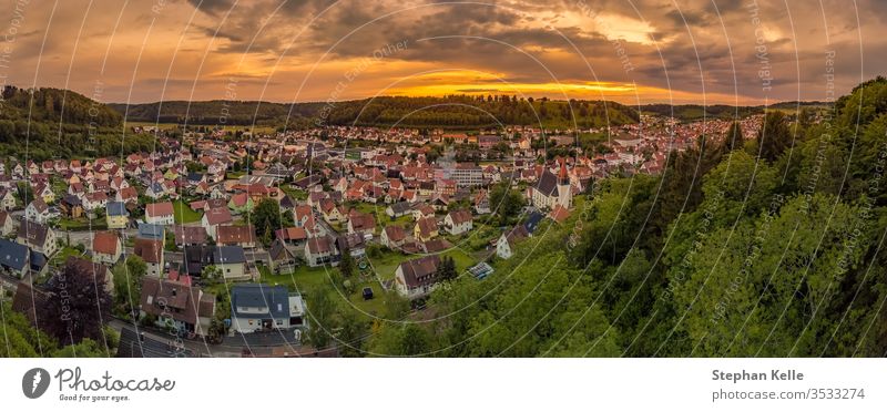 Deutschland, Albstadt an der Skyline der mittelalterlichen Stadt auf der Schwäbischen Alb im Morgengrauen, Luftaufnahme über Dächern und Häusern bei Sonnenuntergang