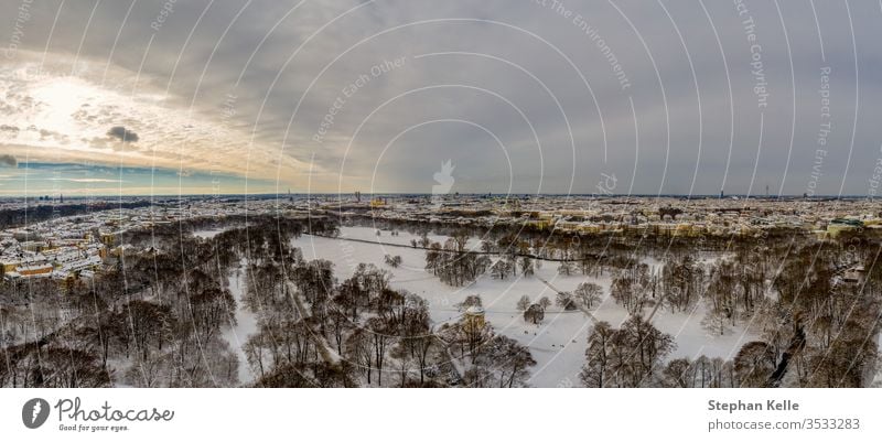 Luftaufnahme von München zur Wintersaison im Schnee, Deutschland oben Ansicht Bäume strömen Weg Natur Landschaft kalt Antenne Bayern Dröhnen umgeben hoch