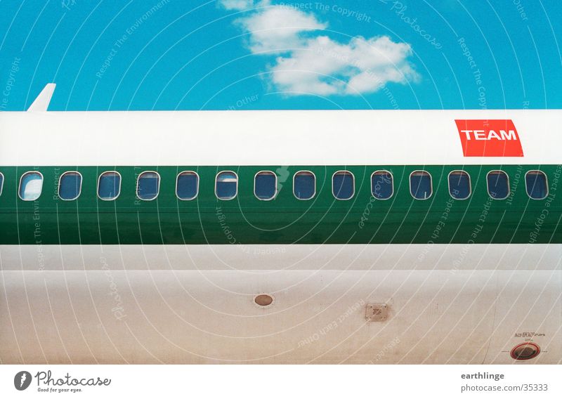 nach Italien Flugzeug grün rot Wolken Fenster Sommer Sizilien Luftverkehr Alitalia blau Schwimmhilfe Technik & Technologie Boing Sonne
