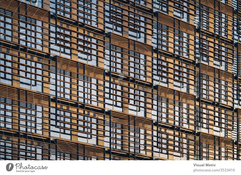 Geometrische Fassade eines minimalistischen Gebäudes unter dem letzten Nachmittagslicht geometrisch Außenseite Hintergrund Architektur im Freien modern
