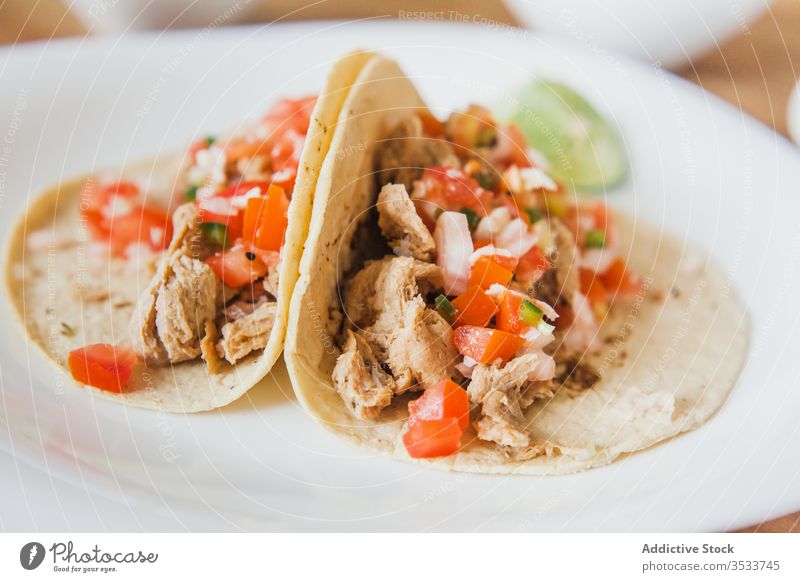 Leckere Tacos mit Limette auf dem Teller lecker appetitlich Kalk mexikanisch geschmackvoll Lebensmittel Tradition frisch Speise Snack Küche essen Tomate Zwiebel