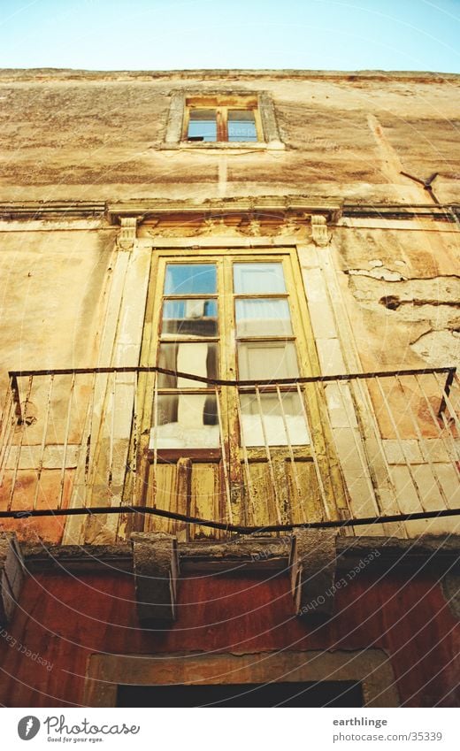 Taormina Italien Sizilien Haus verfallen Sommer Physik Romantik Balkon Fenster Europa alt Wärme Blauer Himmel Neigung
