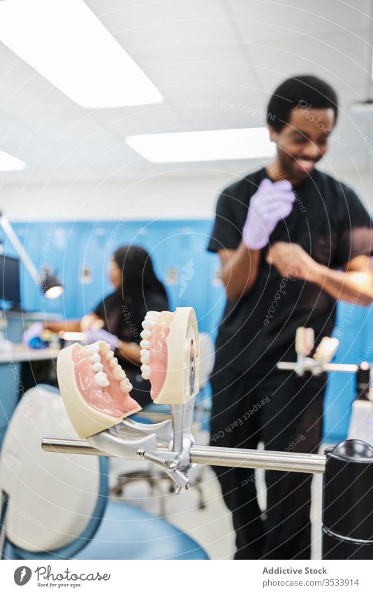 Zahnersatz auf Okkludator im kieferorthopädischen Labor modern Klinik Personal Metall professionell Gerät falsch Zähne ethnisch Job Medizin Krankenhaus Klammer