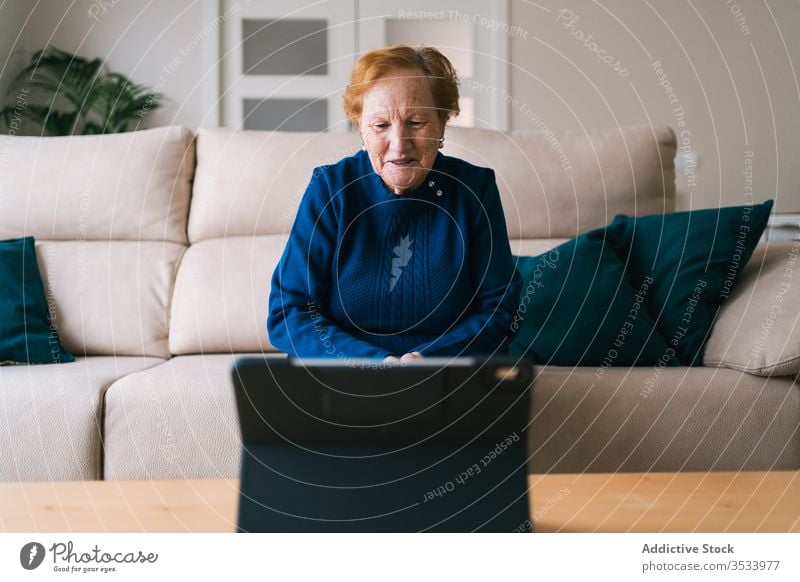 Alte Frau kommuniziert mit Tochter per Video-Chat auf Laptop Videoanruf heimwärts Senior Sitzung benutzend online abgelegen Entfernung Coronavirus Isolation