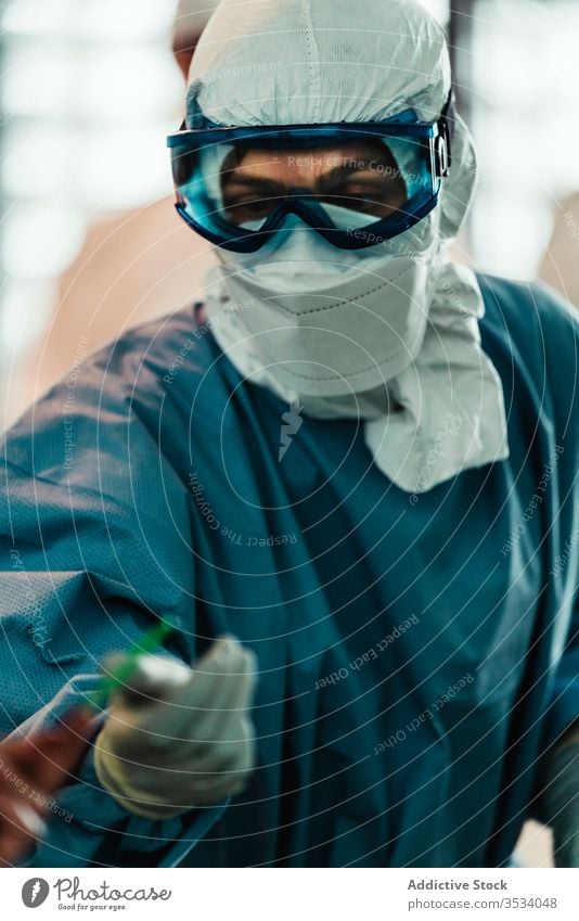 Professioneller Chirurg, der in einer modernen Klinik operiert Arzt Uniform Mundschutz Operation Raum Spezialist professionell Medizin steril Handschuh