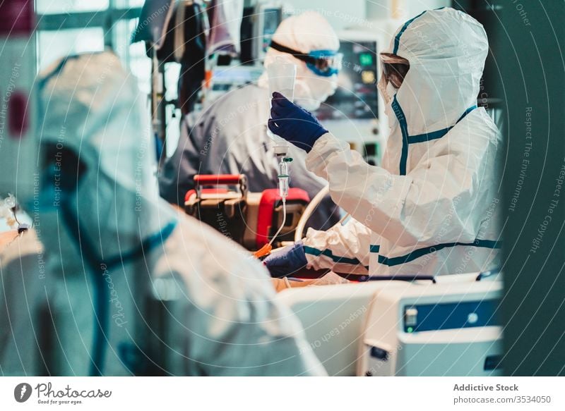 Gruppe von Fachärzten, die während einer Pandemie im Operationssaal arbeiten Arzt Uniform Gerät Klinik Handschuh Spezialist untersuchen prüfen Arbeit Beruf