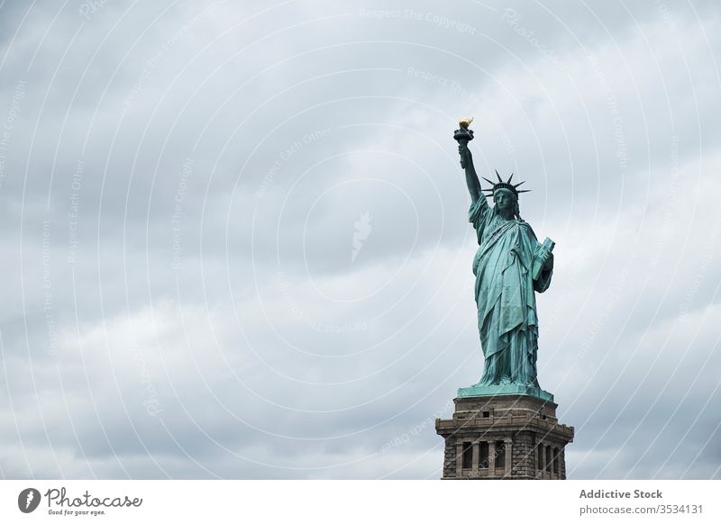Freiheitsstatue gegen bewölkten Himmel Statue Architektur Symbol Großstadt Wahrzeichen berühmt New York State USA amerika ny reisen Tourismus anziehen