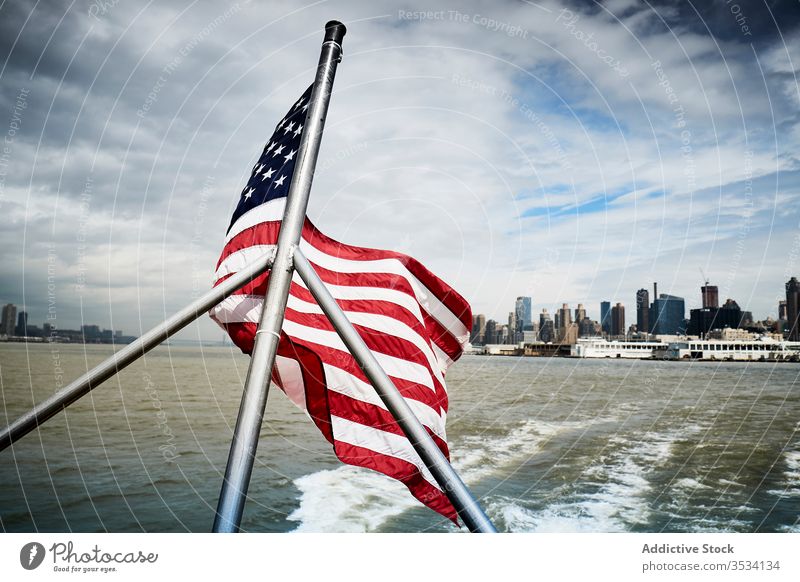 Amerikanische Flagge auf schwimmendem Boot Fahne national USA Gefäße Wasser Schwimmer Großstadt Küste Himmel wolkig Amerikaner Vereinigte Staaten New York State