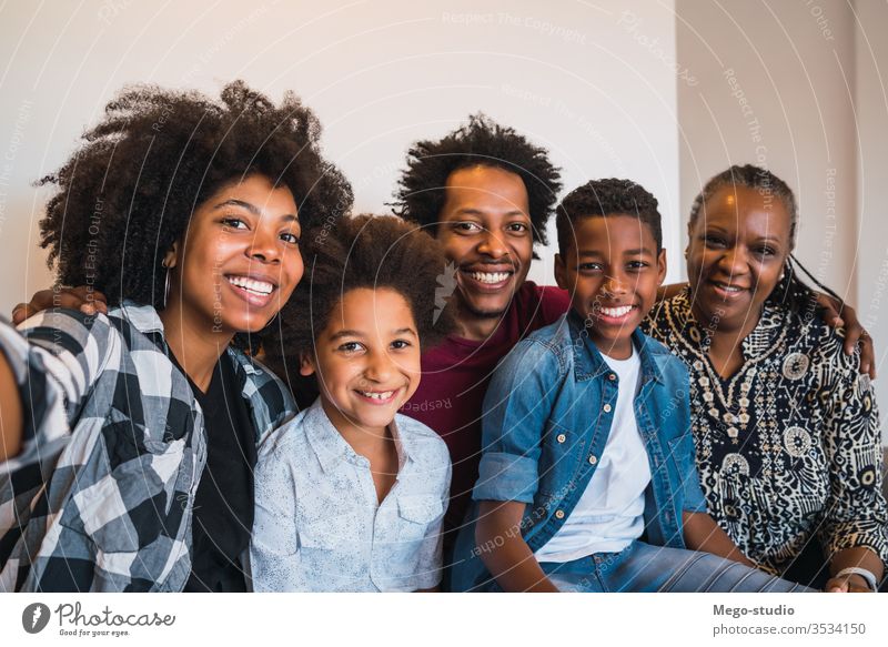 Mehrgenerationen-Familie, die sich zu Hause selbstständig macht. heimwärts Selfie Zusammensein Glück Mehrgenerationenbetrieb niedlich Lächeln Großmutter Liebe