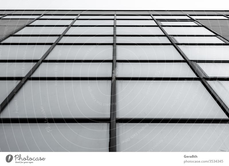 leere Fenster eines grauen hohen Betongebäudes aus der Nähe abstrakt Architektur Hintergrund Blöcke Business Großstadt Bruchstück Glas trist Haus Linien