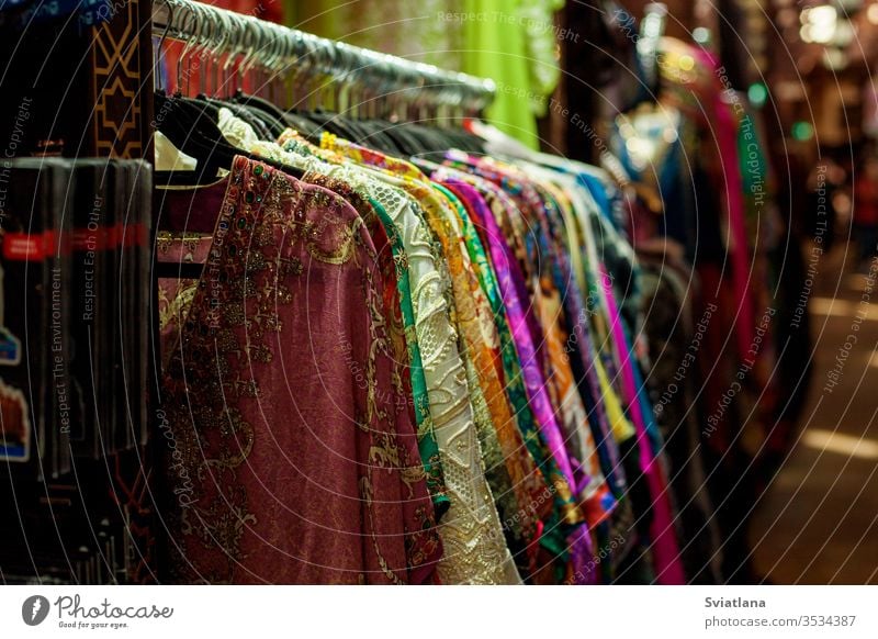 Verkauf von verschiedenfarbigen Sarees auf dem Ostmarkt arabisch Architektur Kunst asiatisch Basar Gebäude Kleidung Bekleidung Kragen Kultur Tasse