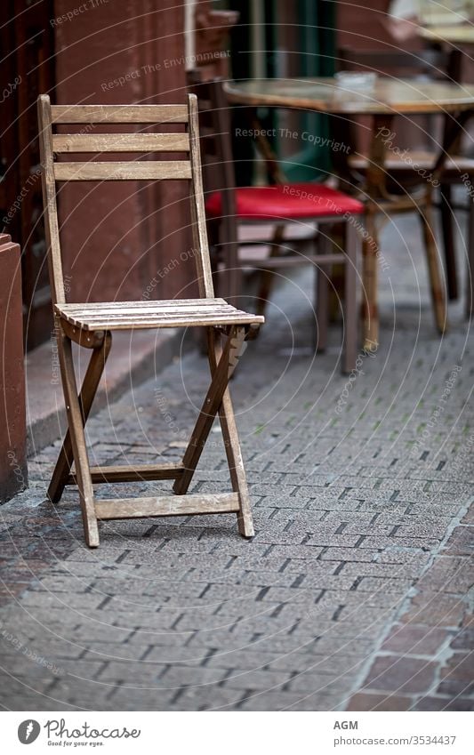 warten Café Antiquität Architektur Bar Bistro Kantine Stuhl Stühle Großstadt klassisch Kaffee Textfreiraum Korona Kunde Design speisend leer Europa Außenseite