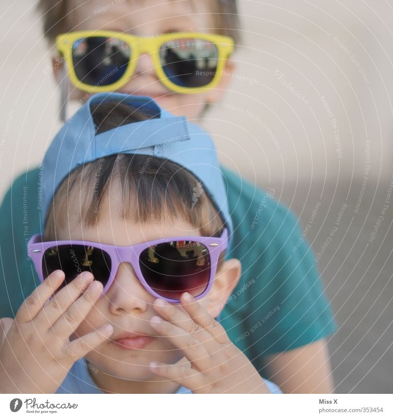 Brüder Sommer Mensch Geschwister Bruder Kindheit Gesicht 2 1-3 Jahre Kleinkind 3-8 Jahre Accessoire Brille Sonnenbrille Spielen lustig Gefühle Stimmung Freude