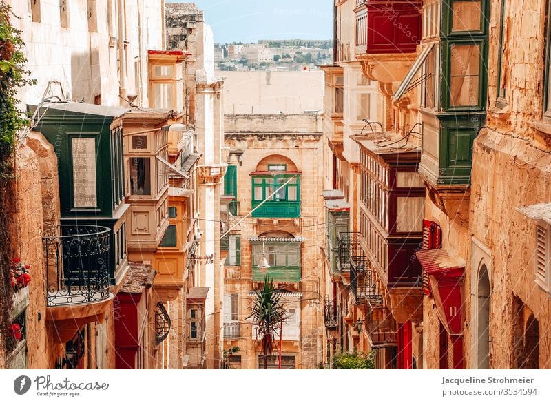 Bunte Straßen von Valletta, Malta valleta maltesisch Altstadt Sandstein Sandsteingebäude Gebäude Architektur Balkon Bunter Balkon Farbenfrohe Gebäude Gasse