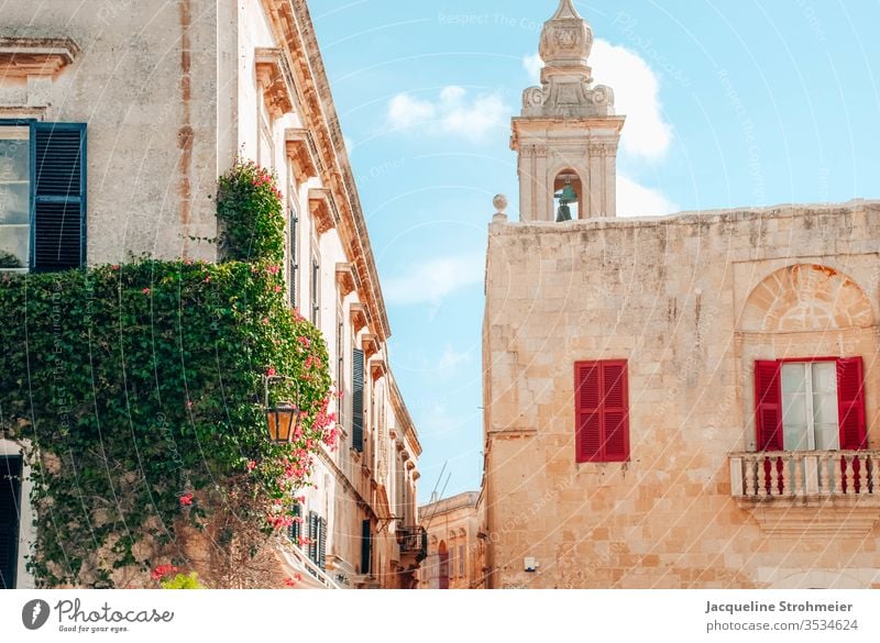 Bunte Straßen von Mdina, Malta - Die stille Stadt die stille Stadt Stille Stadt bunte Straße Sandstein Gebäude schöne Straße Farbenfrohe Gebäude Fenster