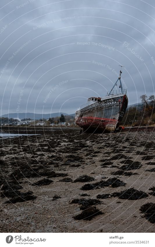 Schiffswrack am Strand in Schottland bei schlechtem Wetter Europa Großbritannien Ben Navis alt Außenaufnahme Menschenleer Farbfoto Tag Natur Landschaft