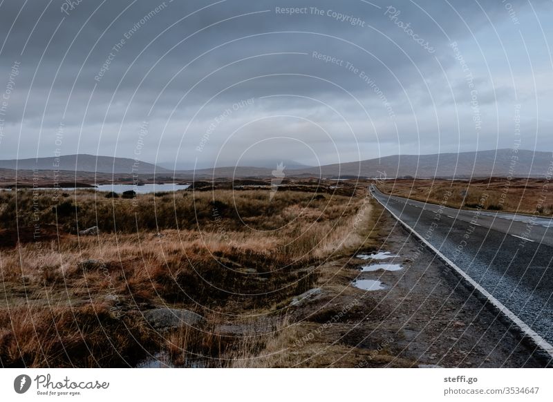 Berglandschaft in den Highlands von Schottland im Nebel Natur Landschaft Menschenleer Großbritannien Außenaufnahme Wolken Berge u. Gebirge Europa Farbfoto Tag