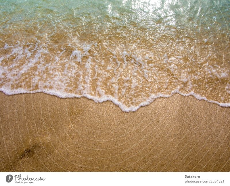Weiße Blase der Meereswelle am Strand Sand fein MEER ebb Sonne Natur blau Gezeiten winken Schaumblase platschen Bewegung übersichtlich tropisch