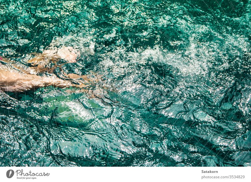 Im Pool schwimmende Kinder Schwimmsport Wasser jung blau Beine Menschen Aktivität Mädchen Person Glück Spaß im Freien Körper Sommer Tag Sport Freizeit