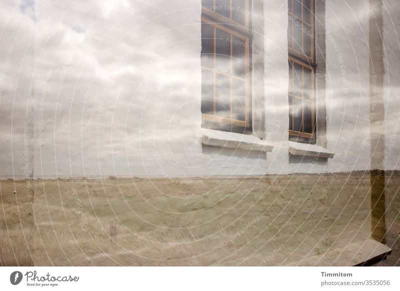 surreal | Himmelsfenster Fenster Fassade Wand Mauern Fenstersims Sprossenfenster Farbfoto Wolken Wiese Horizont Gedeckte Farben Doppelbelichtung Dänemark