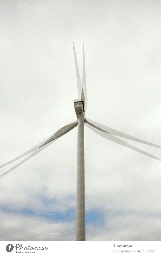Windrad - Slow Motion Windkraftanlage Energie Energiewirtschaft Erneuerbare Energie Himmel Wolken blau weiß Windradflügel Doppelbelichtung Flügel Dänemark