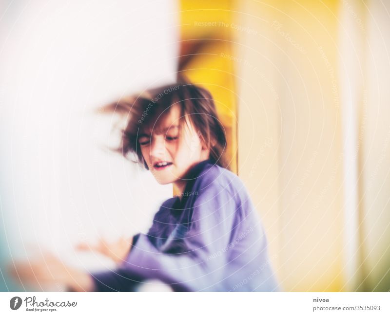 Junge tanzt mit geschlossenen Augen Tanzen täuschend Spinning verrückt im Innenbereich Freude Kind Innenaufnahme Farbfoto Mensch Tag jung Kaukasier Jugendliche