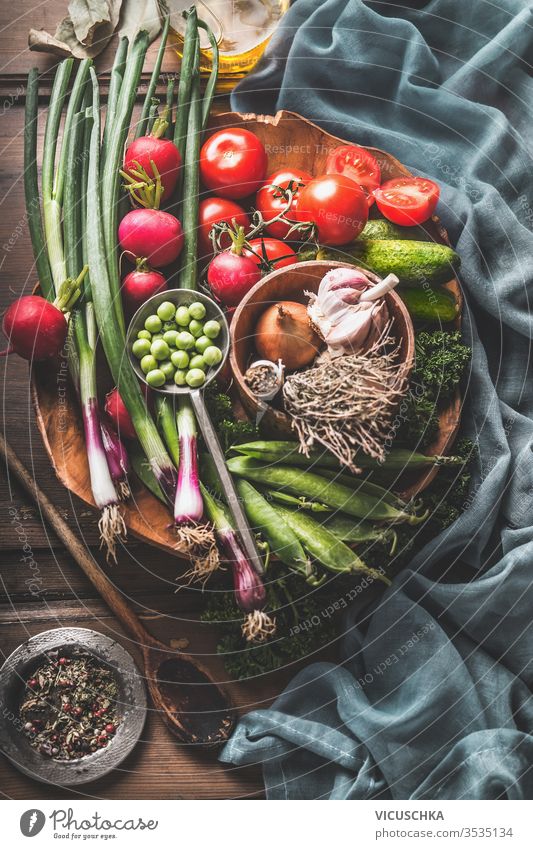 Vegetarische Kochzutaten mit verschiedenen Bio-Gemüsen aus dem Garten und Kochlöffel aus Holz. Gesundes Essen. Hausmannskost. Paläo-Diät. Gewichtsverlust beim Essen