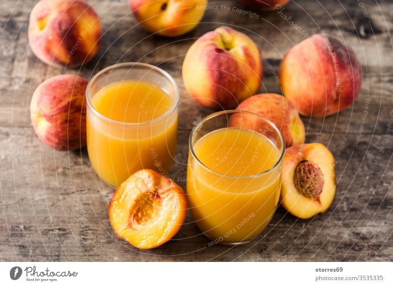 Natürlicher Pfirsichsaft im Glas auf Holztisch Getränk Frühstück Tasse Diät trinken Lebensmittel frisch Frische Frucht Gesundheit Saft saftig liquide Ernährung
