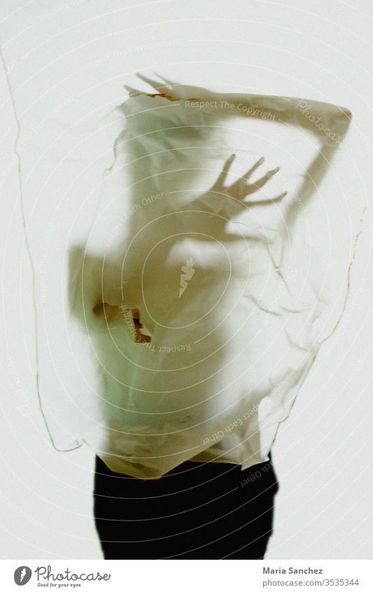 Körper hinter einem durchsichtigen Papier Frau Hände Ausdruck Angst hinten Spannung