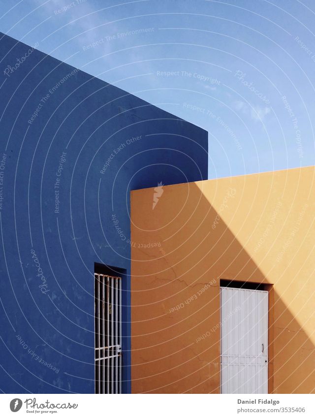 Minmal-Architektur sehr wenige gelb blau Tür