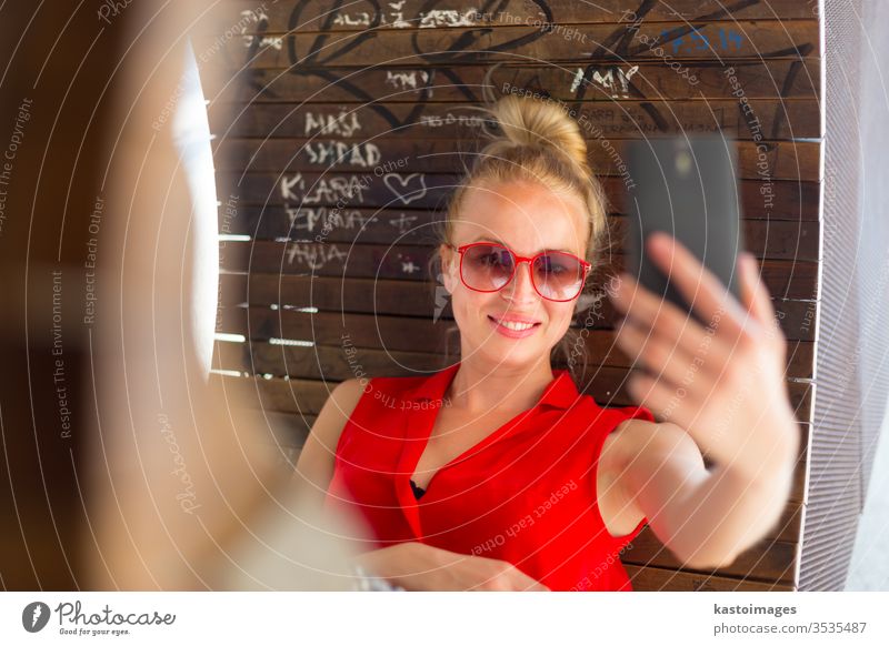 Junge fröhliche Dame, die Selbstsucht nimmt. Frau Selfie Porträt frisch urban Mädchen sorgenfrei entspannt Kaukasier lässig modern schön jung Erwachsener trendy