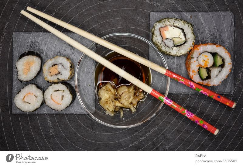 Sushi und Stäbchen Fisch Reis fish Meer Fischer Japan Nahrung essen food Nahrungsmittel Algen schuppen Ernährung Gesundheit health Fitness fett Fettsäuren