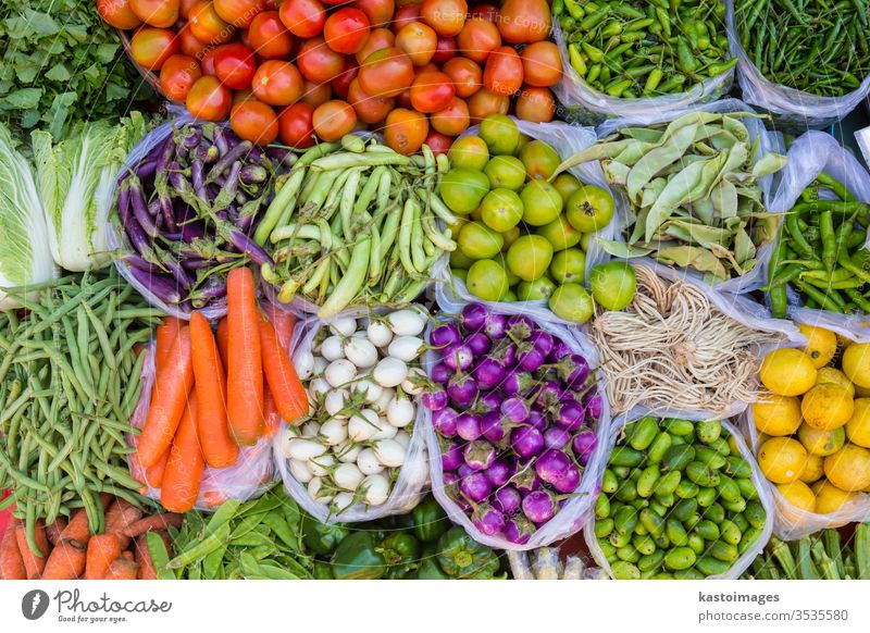 Buntes frisches Obst und Gemüse Markt Lebensmittel Marktplatz Bauernhof Tomaten Vegetarier Gurken Bohnen Variation Korb stehen Hintergrund Lebensmittelgeschäft