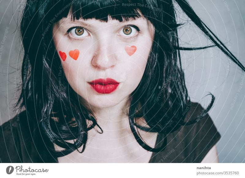 Wunderschönes Porträt einer jungen Frau mit roten Herzen im Gesicht Liebe Schönheit hübsch Kunst künstlerisch Valentinsgruß Valentinstag verliebt romantisch