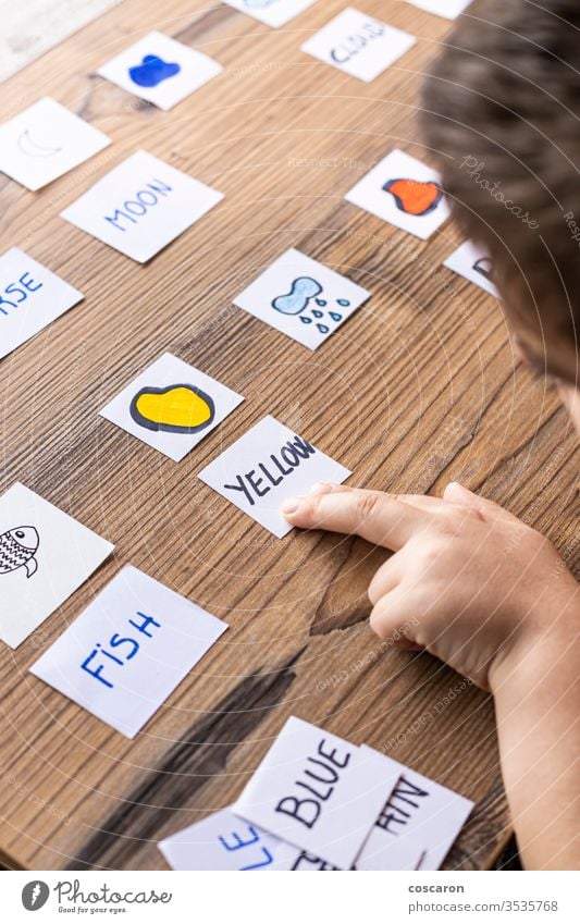 Kleines Kind, das mit Wort- und Bildkarten spielt. Alphabet zurück zur Schule Junge Karten Karikatur Kindheit Kinder Klassenraum Konzentration Coronavirus