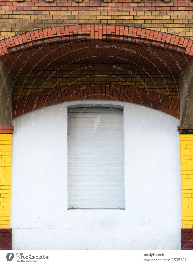 Das Fenster unter dem Ziegelbogen ist geschlossen antik Bogen Architektur Hintergrund Berlin blanko blind Baustein Deckengewölbe Backsteinwand Gebäude