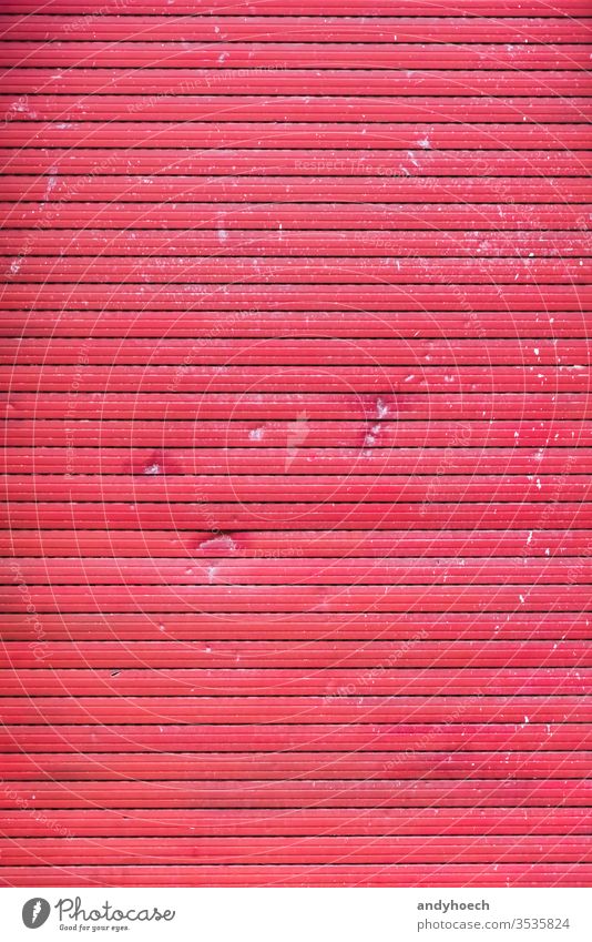 Ein alter geschlossener, kaputter roter Rollladen Verlassen abstrakt blind Hintergrund Hintergründe Jalousien Gebäude gebaute Struktur zugeklappt Farbe
