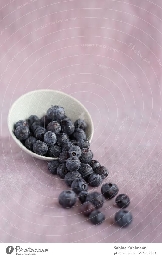 Blaubeeren Foodfotografie Essen essbar Obst heidelbeeren blueberries Gesunde Ernährung lecker Lebensmittel Gesundheit Farbfoto frisch Vitamin Frucht süß