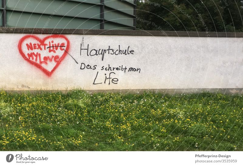 Mauer mit Graffiti - Rotes Herz mit Text in Englisch - inklusive Korrektur in schwarzer Farbe Bildung korrektur Rechtschreibung Niveau