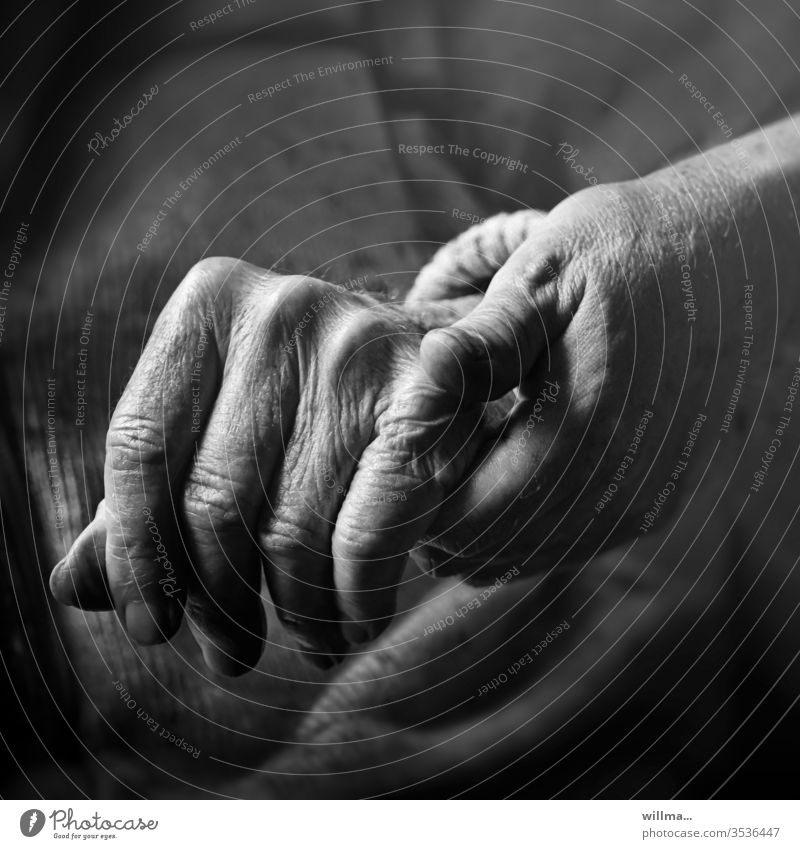 Lebensabend - Ich bin für dich da Hände alt Senioren Hilfe Betreuung Fürsorge Trost Mensch berühren Vertrauen Zusammenhalt Zusammensein Geborgenheit 2