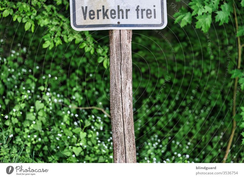 Wer zweideutig denkt hat eindeutig mehr zu lachen. Schild(ausschnitt) eines Hinweises zur Wegnutzung durch Forst- und Landwirtschaft im Wald. Laub Bäume Büsche