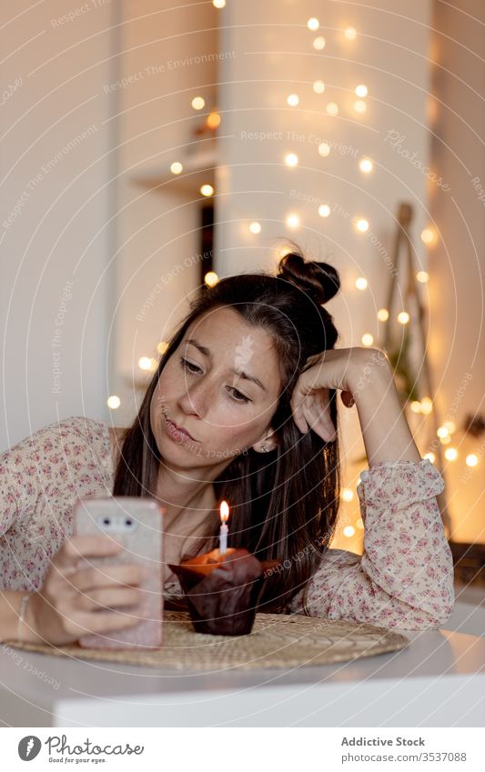 Enttäuschte Geburtstagsfrau, die während COVID 19 zu Hause auf einem Smartphone surft Frau enttäuschen Browsen Bund 19 Quarantäne feiern allein unglücklich